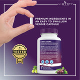 Persona tomando cápsula Liberty Lifestyle en entorno cotidiano para conveniencia diaria
