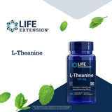 Life Extension cápsula en mano ilustrando la dosificación y facilidad de uso
