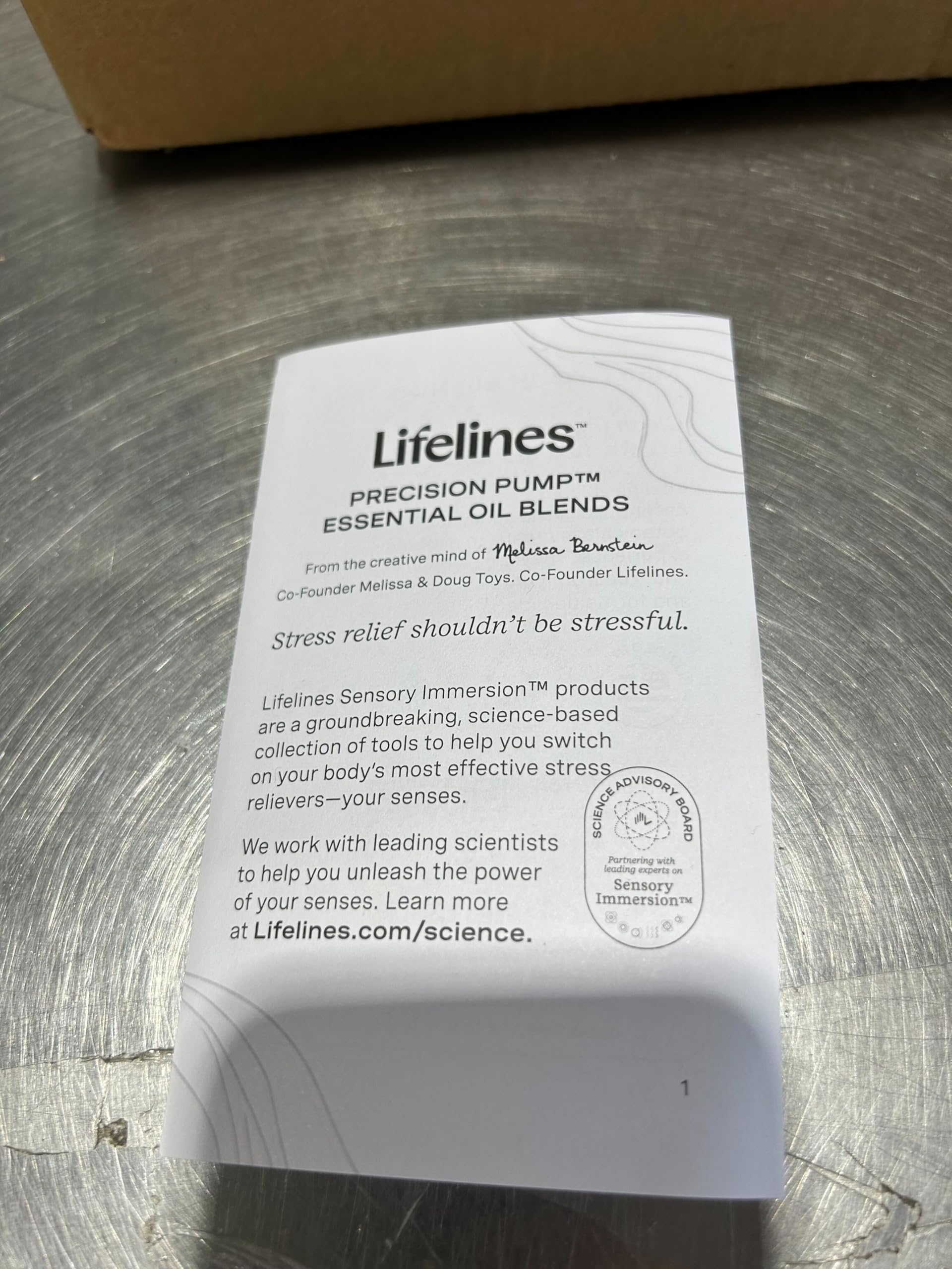 Lifelines frasco en mano para comparar tamaño y portabilidad