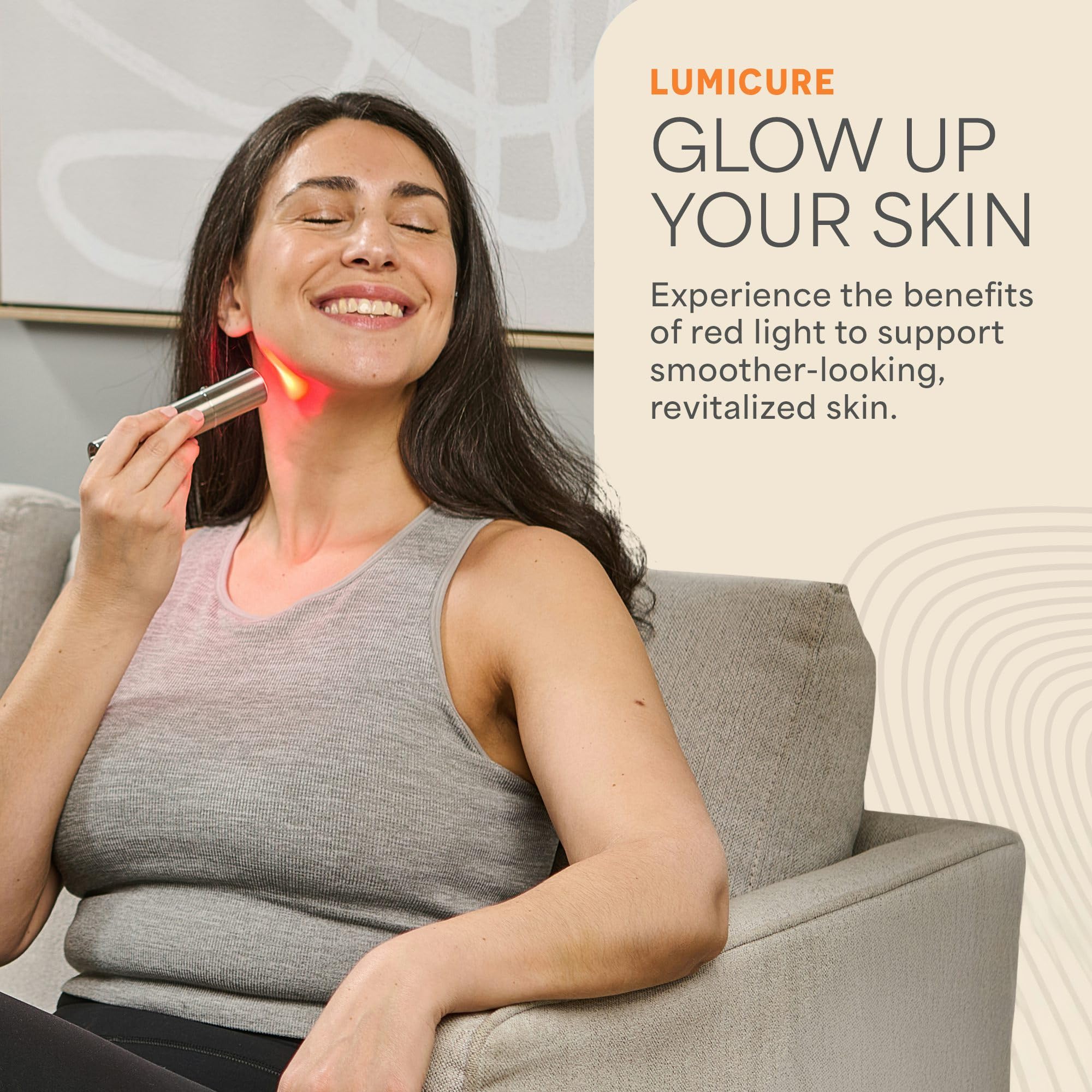 LifePro LumiCure junto a teléfono para comparar tamaño y portabilidad