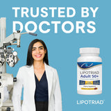 Lipotriad manos sosteniendo una softgel antes de tomarla para uso diario sencillo