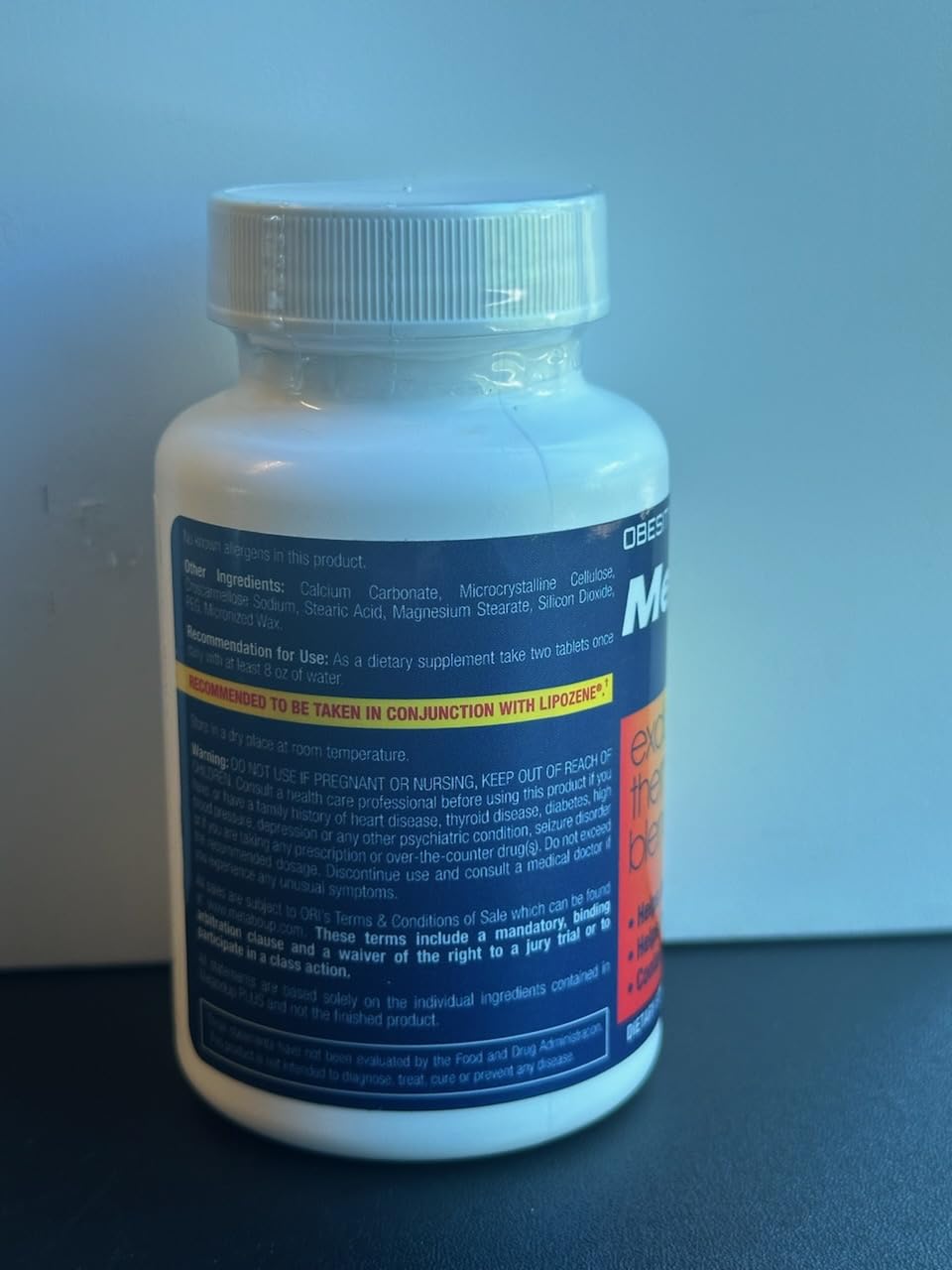 Lipozene sobre mesa de cocina en ambiente de estilo de vida saludable