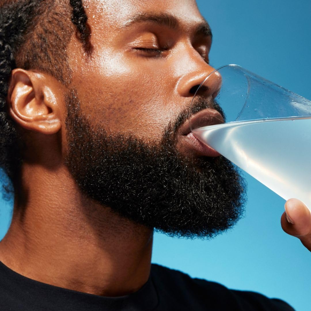 Liquid I.V. bebida mezclada en vaso para hidratación rápida