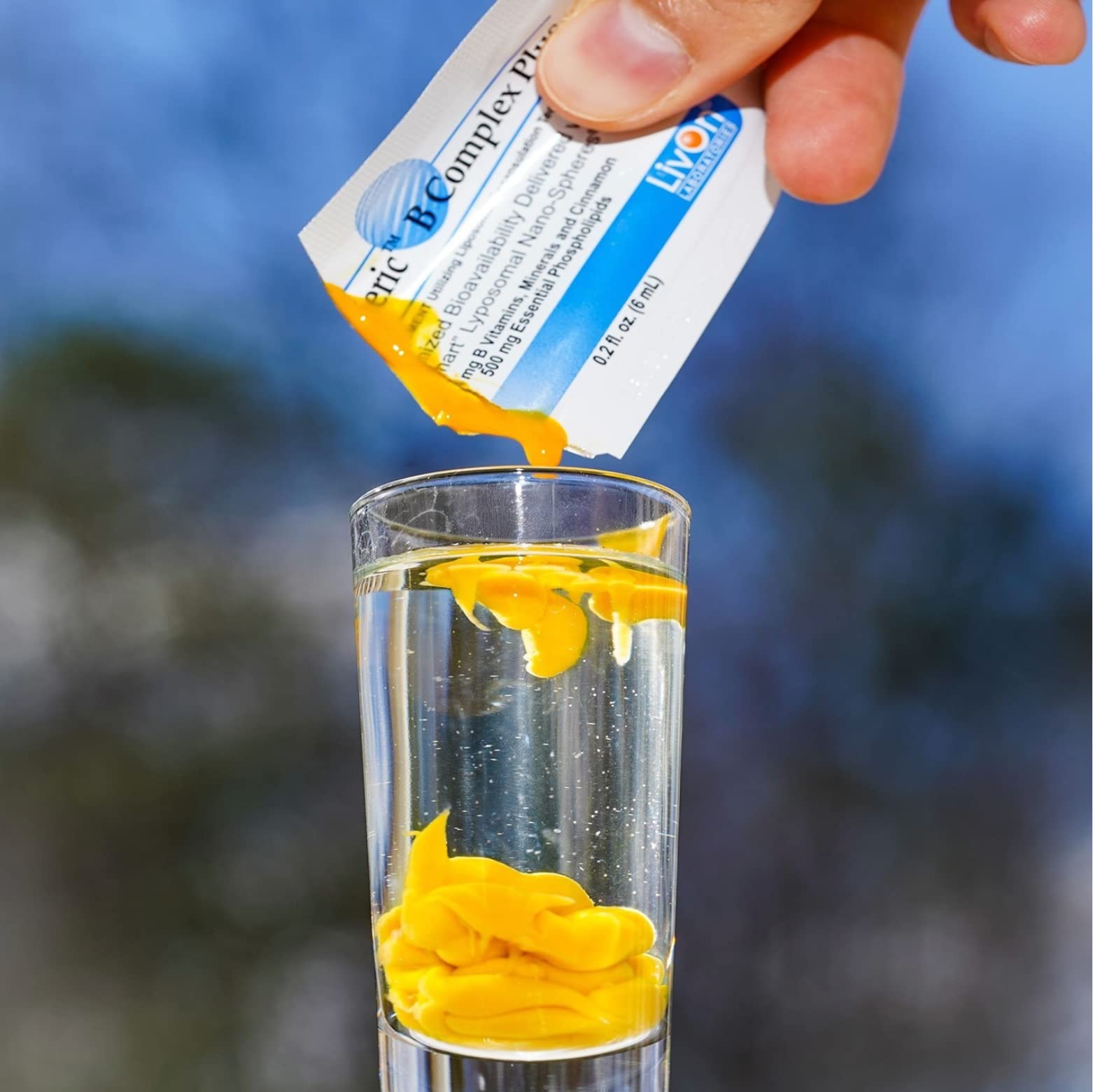 LivOn Laboratories sobre exprimido en vaso con agua para uso rápido y fácil