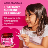 Llama Naturals escena familiar con niño tomando gomita en desayuno