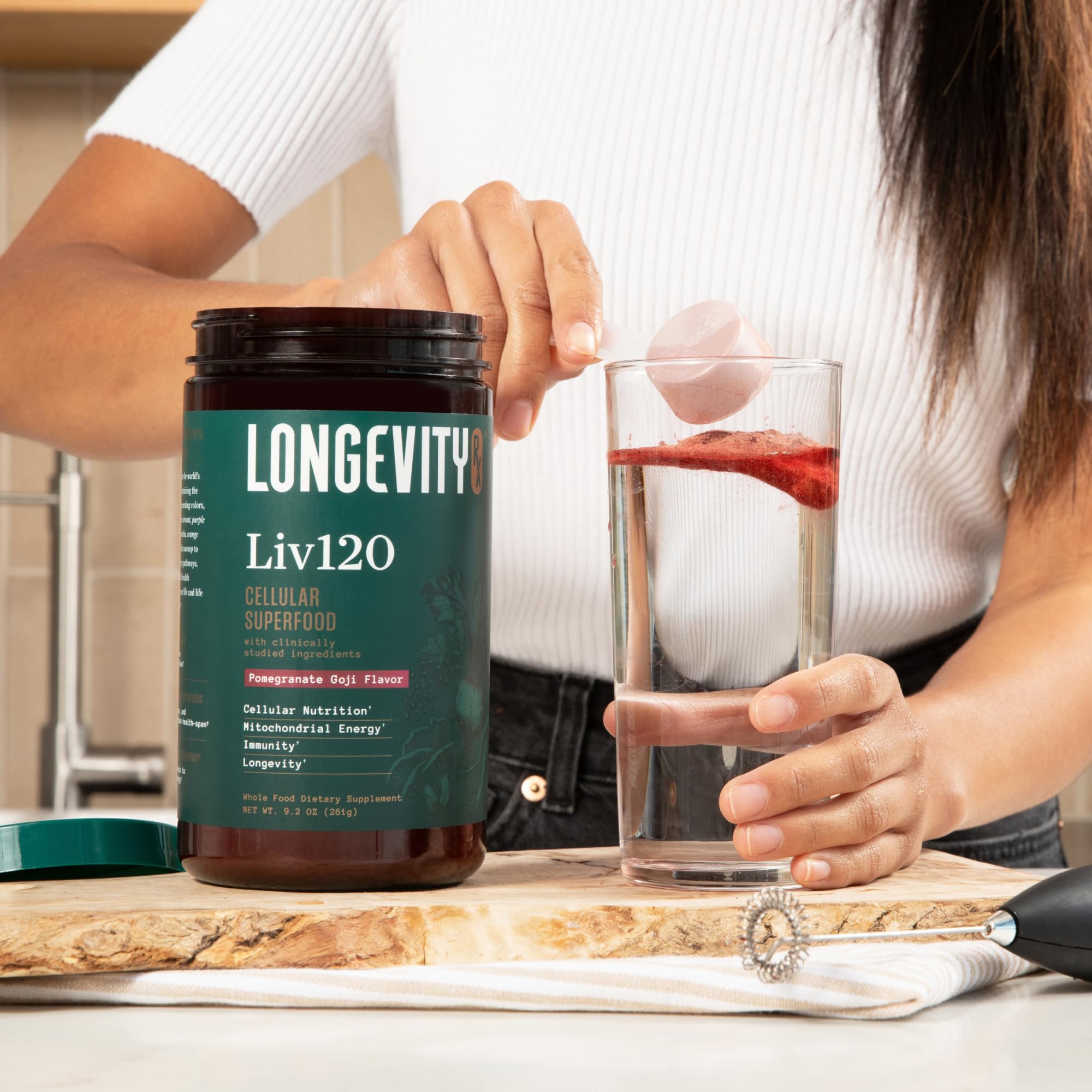 Longevity Rx polvo mezclado en batido para energía mañanera