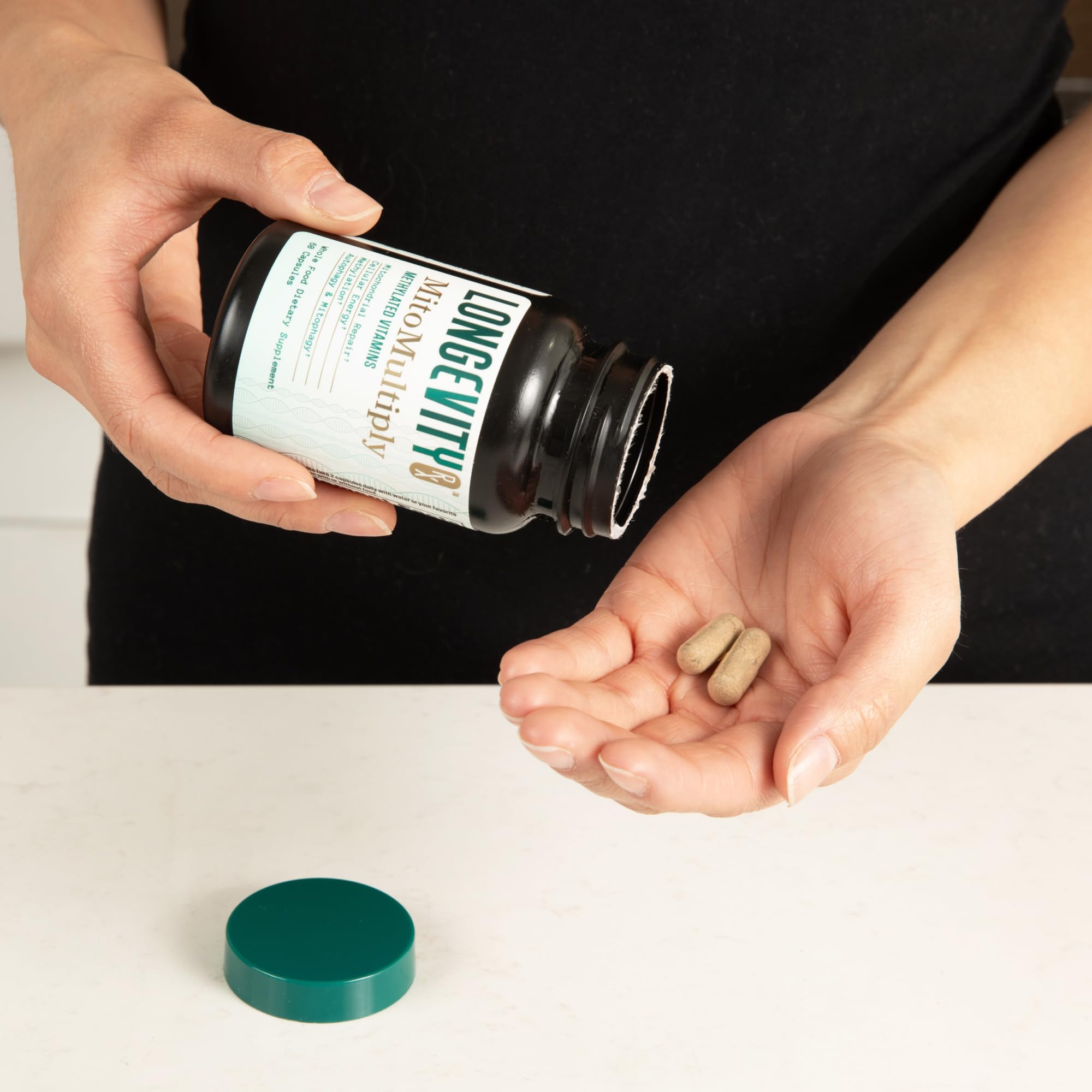 Longevity Rx MitoMultiply polvo y cápsula abierta, muestra consistencia y pureza