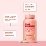 Love Wellness cápsula Good to Glow en mano para comparar tamaño y facilidad
