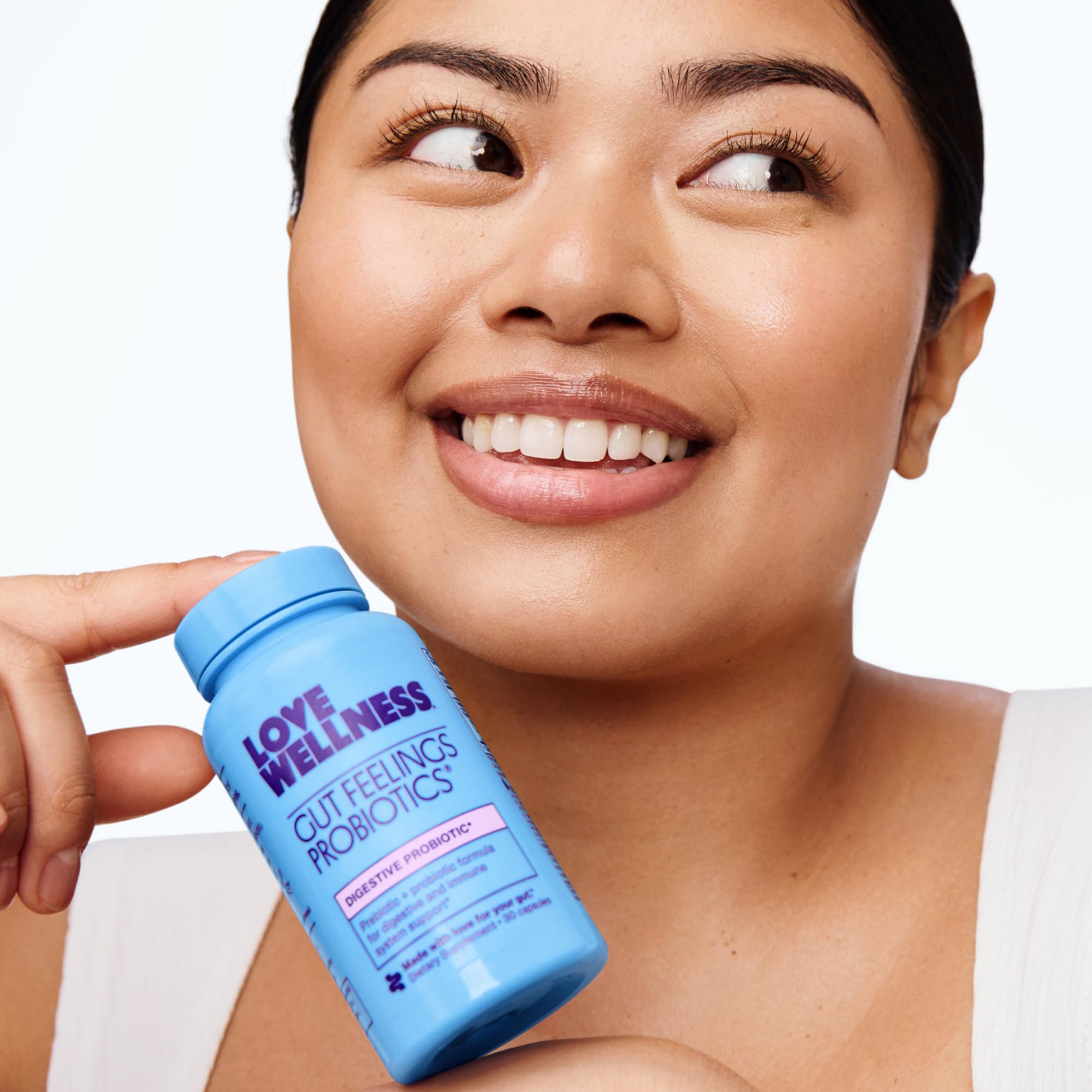 Love Wellness cápsula junto a una bebida como uso diario práctico