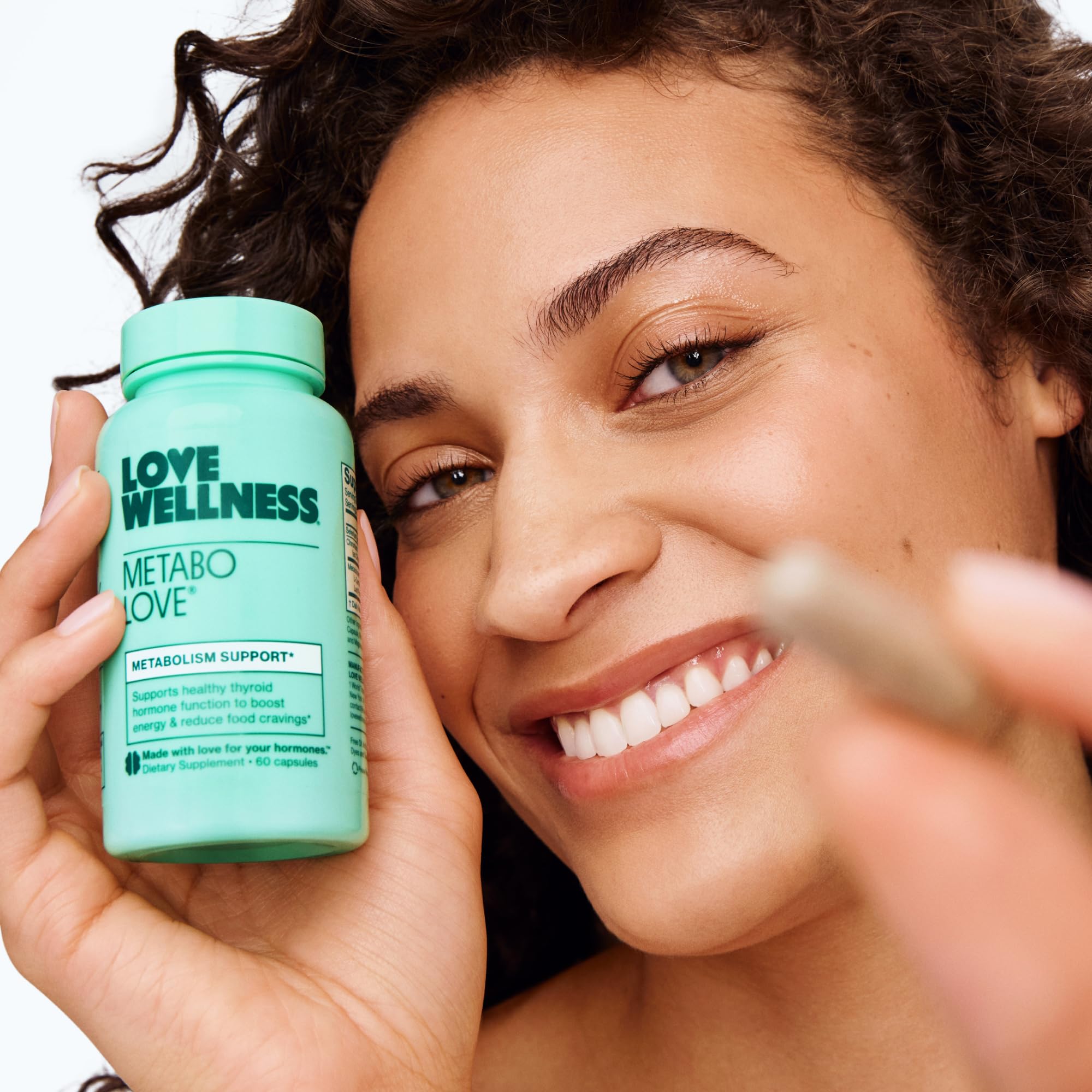 Love Wellness Metabolove junto a regla para comparar tamaño del envase y porción
