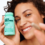 Love Wellness Metabolove junto a regla para comparar tamaño del envase y porción