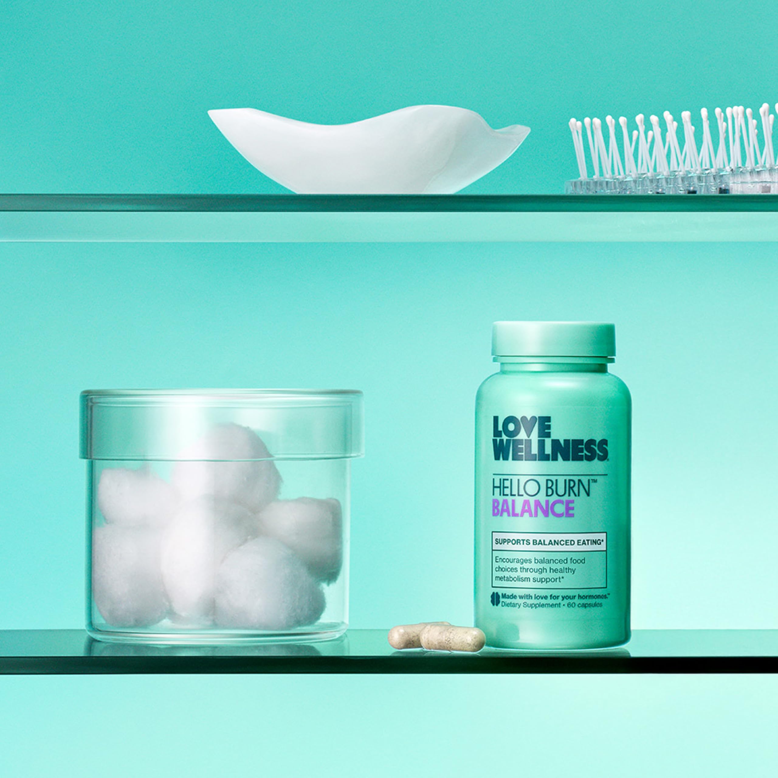 Love Wellness frasco en mano para comparar tamaño y facilidad de uso