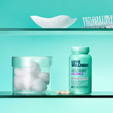 Love Wellness frasco en mano para comparar tamaño y facilidad de uso
