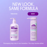Love Wellness textura del gel íntimo en la mano, demuestra suavidad al tacto