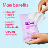 Love Wellness toallita en mano limpiando y ofreciendo frescura inmediata