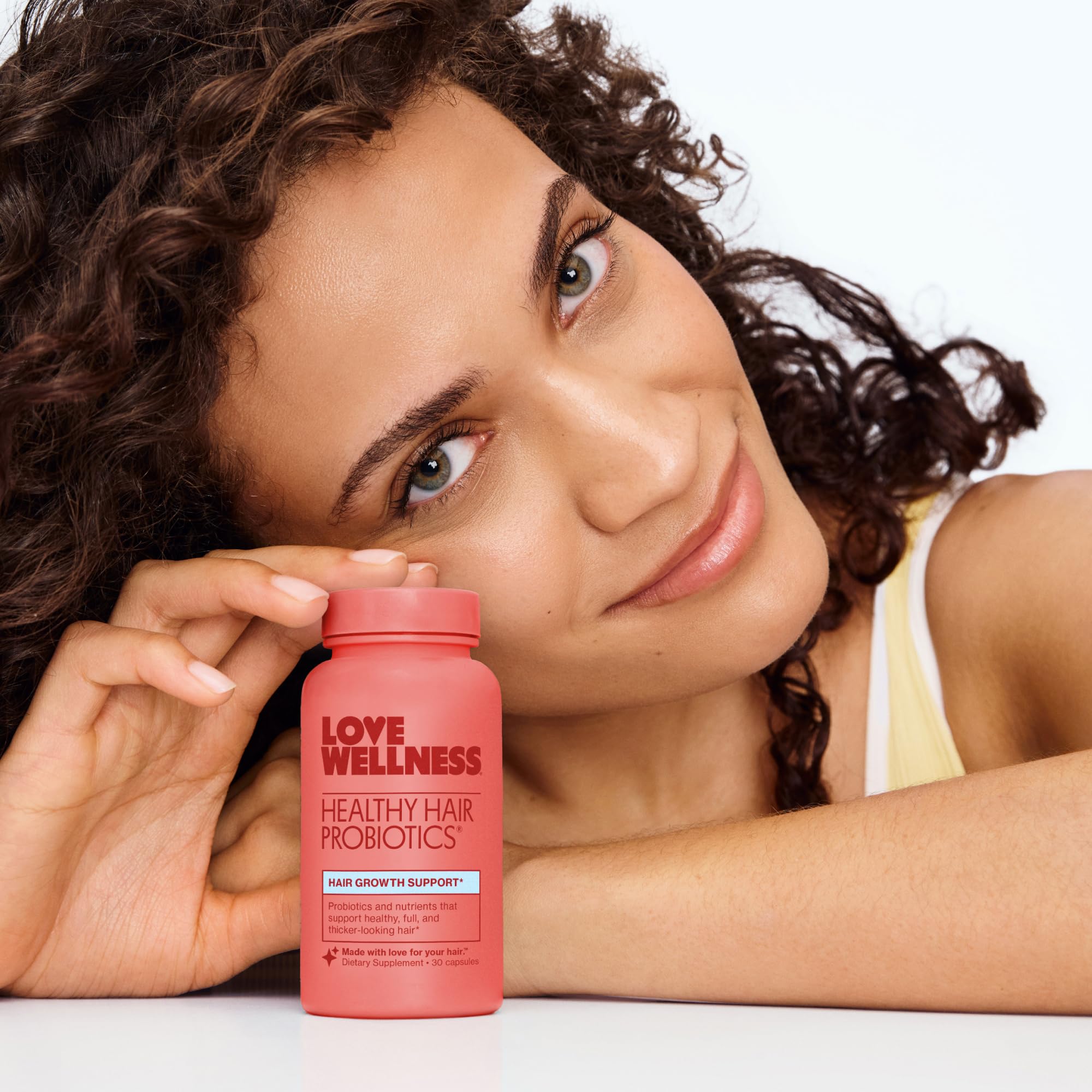 Love Wellness cápsula en mano mostrando dosificación sencilla y cómoda