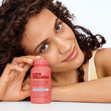 Love Wellness cápsula en mano mostrando dosificación sencilla y cómoda