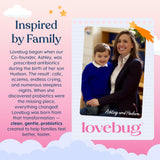 Lovebug tamaño del sobre comparado con una mano para escala clara