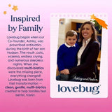 LOVEBUG cápsula junto a mano para demostrar escala y comodidad