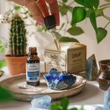 Luckeeper lapis lazuli en escritorio o altar con disposición para meditación
