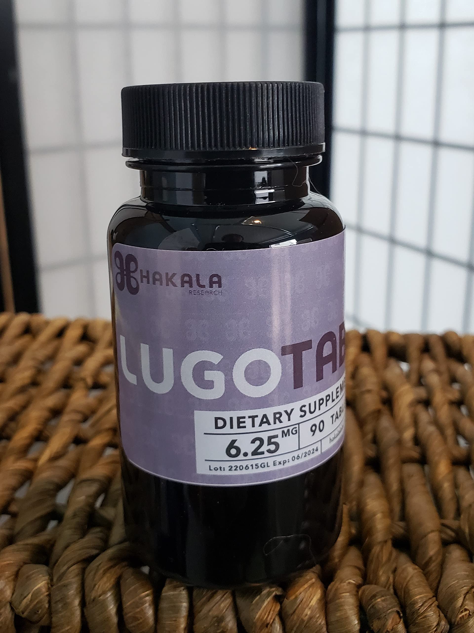 LugoTab en uso comparación tamaño junto a una moneda para dosificación clara
