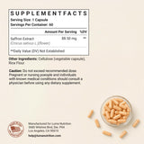 Luma Nutrition cápsula en mano para comparar tamaño y facilitar la toma diaria