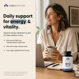 Luma Nutrition cápsula en mano indicando tamaño fácil de tragar y uso diario