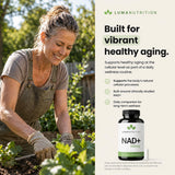 Luma Nutrition mujer sosteniendo cápsula antes de tomarla, soporte para energía