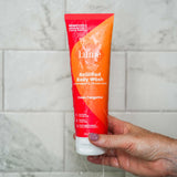 Lume en ambiente de baño con frutas cítricas transmitiendo aroma fresco