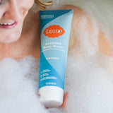 Lume gel en uso en la ducha limpiando áreas propensas a olor