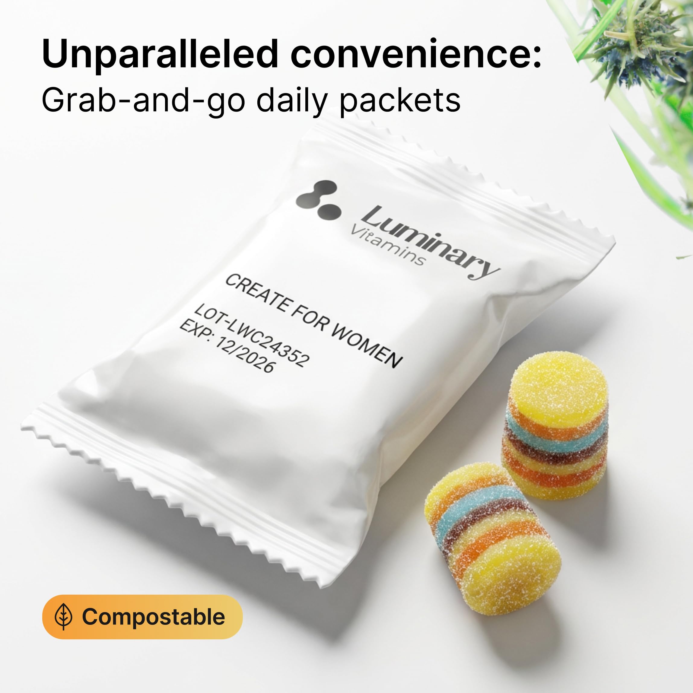 Luminary Vitamins gominola en mano para comparar tamaño y porción diaria