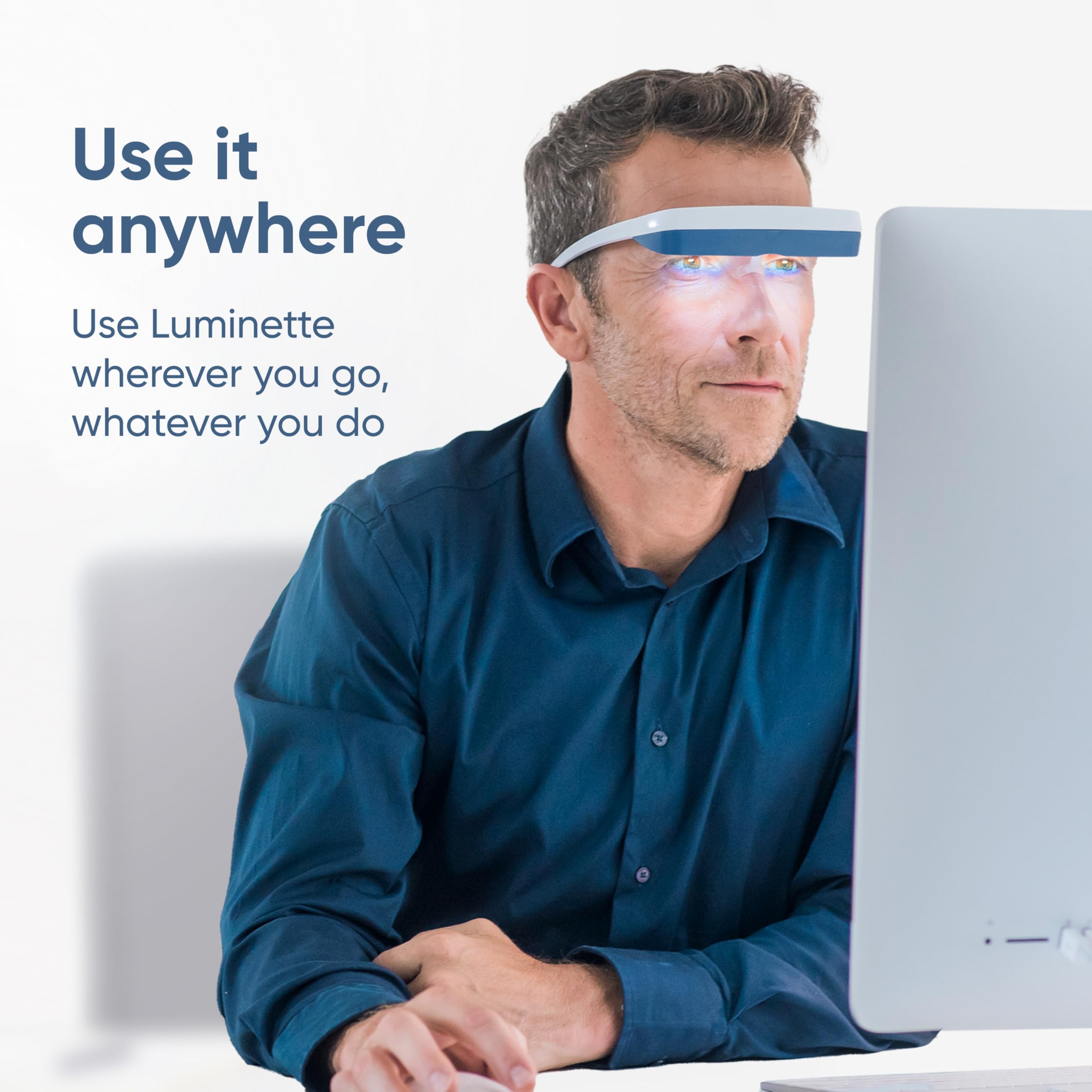 luminette mano sosteniendo gafas para mostrar tamaño y portabilidad