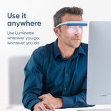 luminette mano sosteniendo gafas para mostrar tamaño y portabilidad