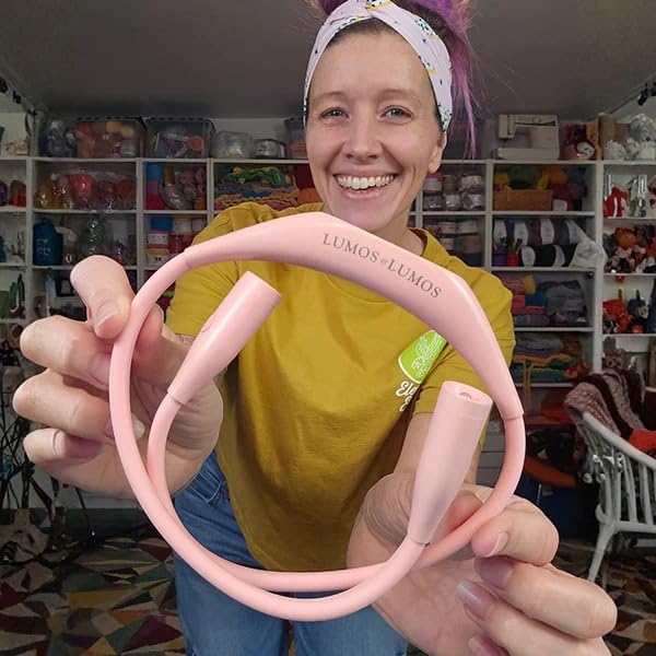 Lumos conectada a cable USB para cargar la batería antes de viajar