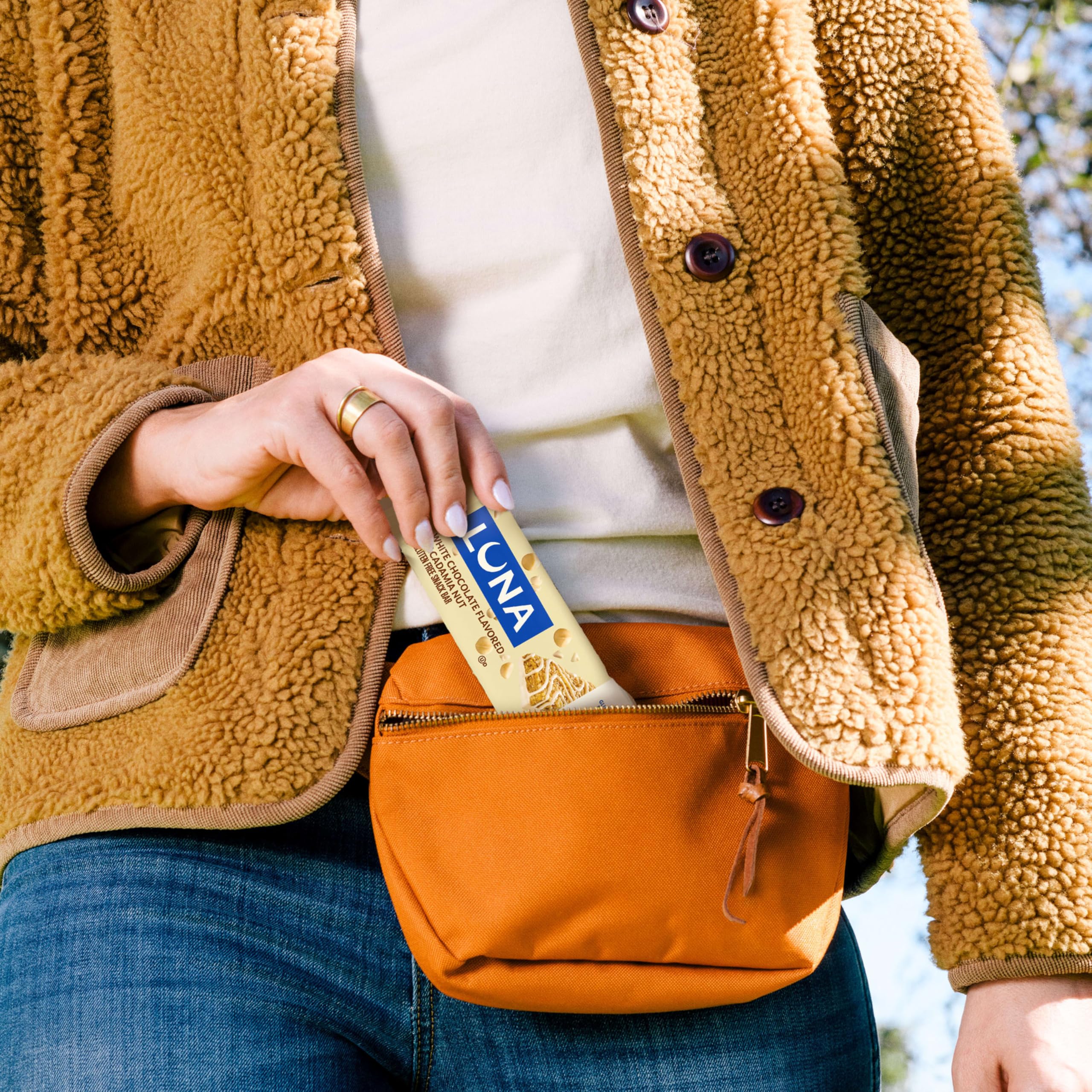 Luna Bar en mesa de desayuno acompañada de fruta para una pausa nutritiva