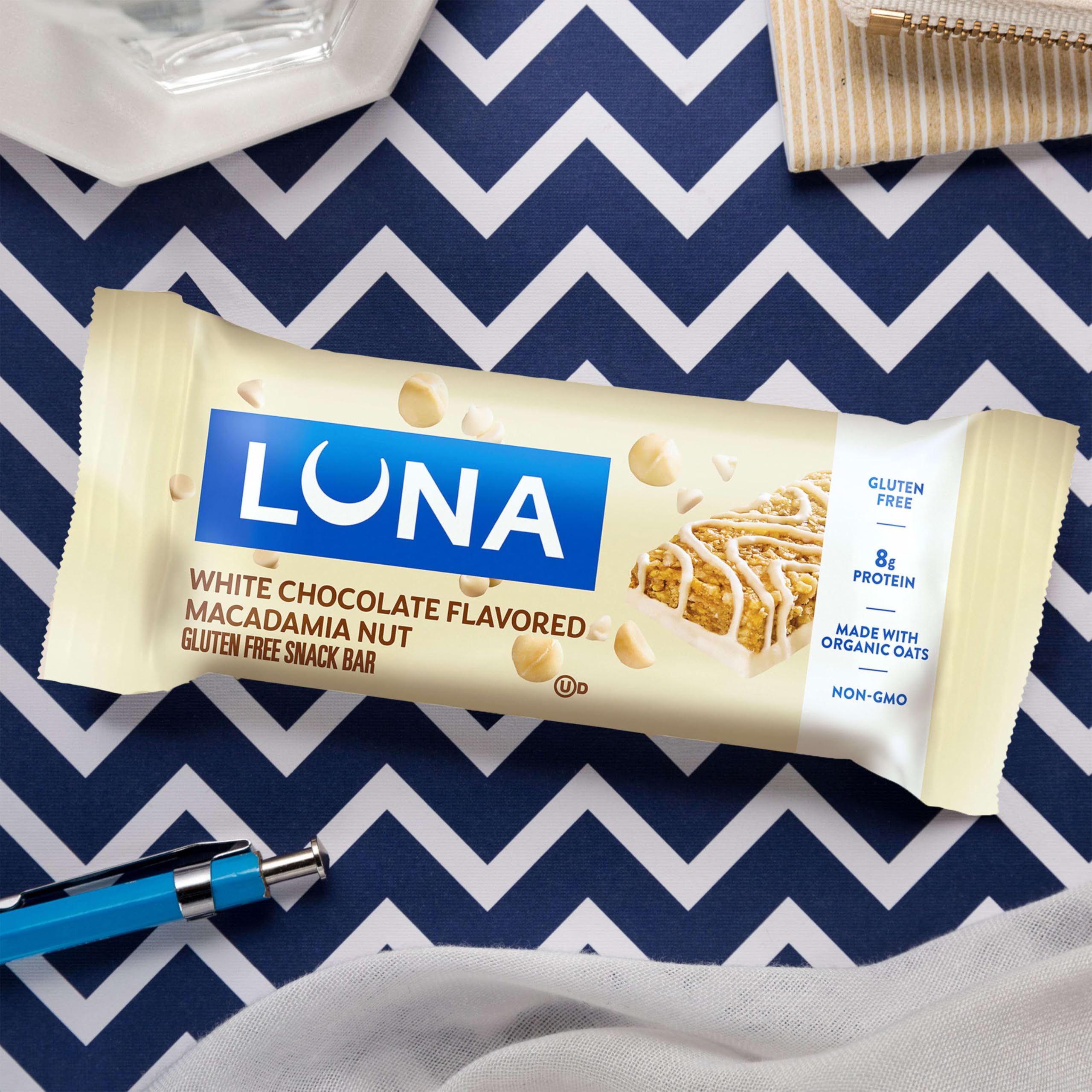 Luna Bar dentro de mochila como snack para viaje o jornada activa