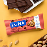 Luna Bar en mochila durante ruta ilustrando snack portátil