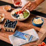 Seis sabores Luna Bar expuestos para apreciar opciones disponibles