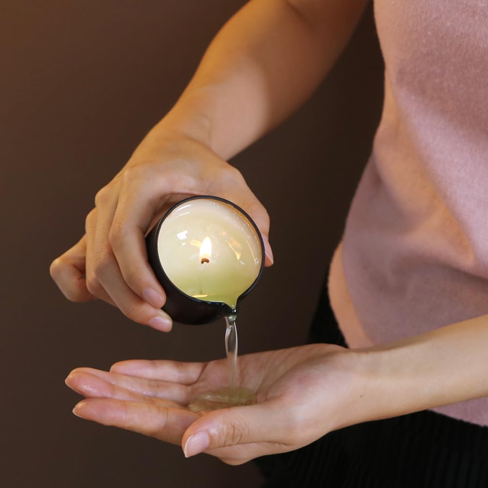 LUXMASA lata de 6.9oz junto a una mano para comparar tamaño y control de dosis