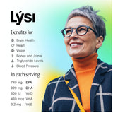 LYSI botella en cocina junto a vaso y cucharita ilustra uso diario fácil y refrigeración