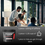 Maax Caffeinated Gum pieza en mano lista para masticar y ofrecer impulso inmediato