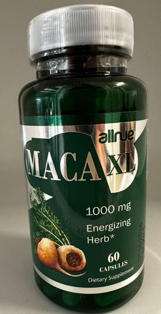 MACA cápsulas en mano para comparar tamaño y comodidad de toma diaria
