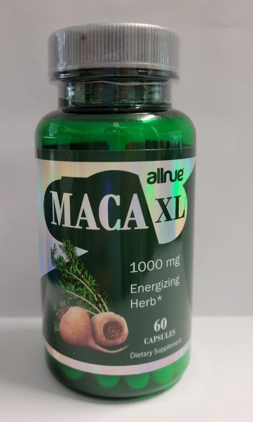 MACA cápsulas junto a vaso de agua para representar facilidad de incorporación diaria