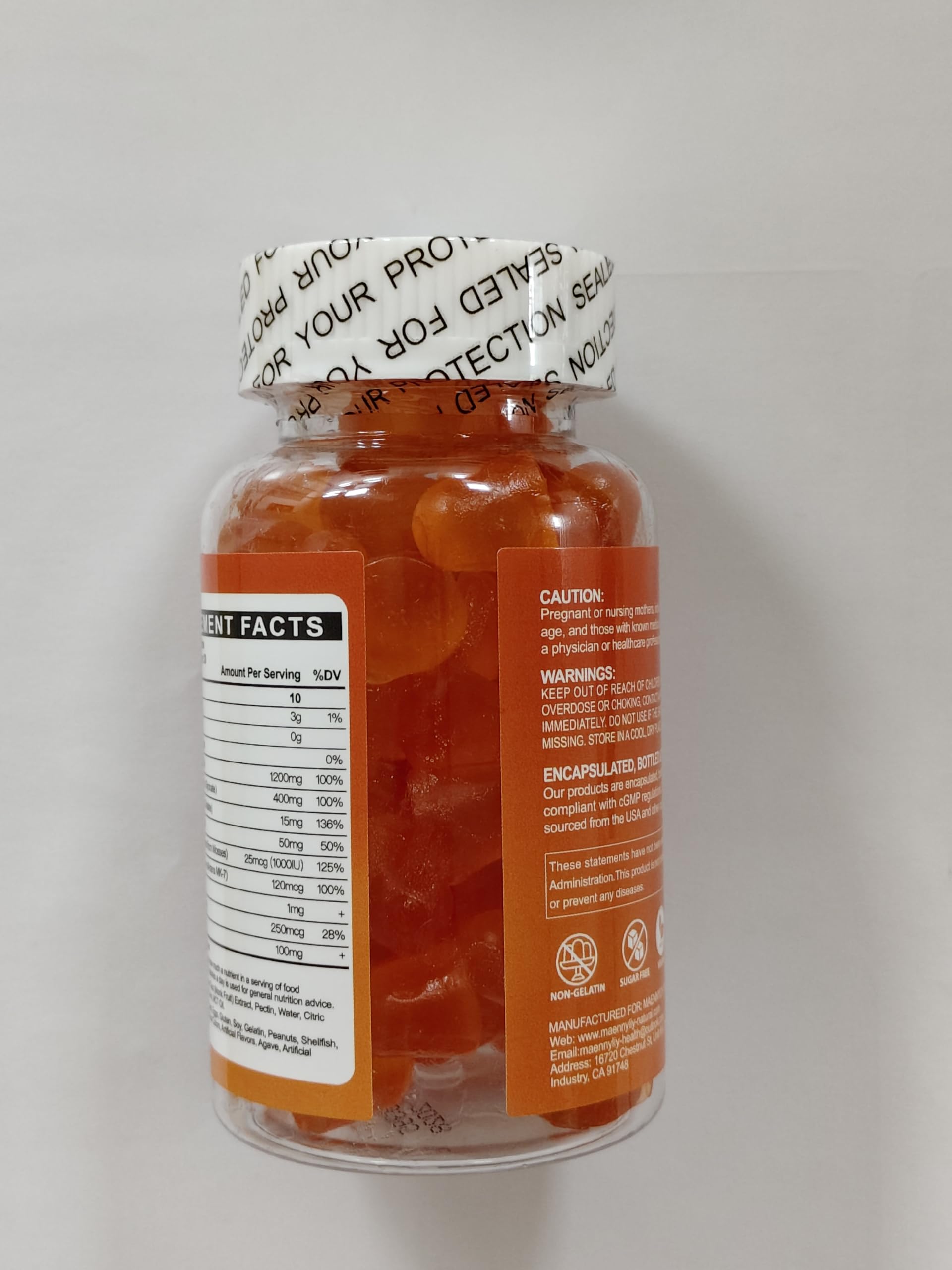 Maennyliy botella abierta con gomitas listas para consumo práctico