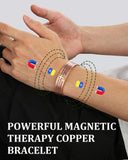 MagEnergy pulsera abierta junto a regla, demuestra tamaño y ajuste fácil