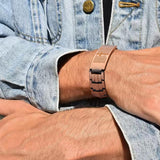 MagEnergy pulsera en muñeca estiliza atuendo y confort diario