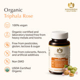 Maharishi Ayurveda Triphala Rose tableta en la mano para comparar tamaño y facilidad de uso