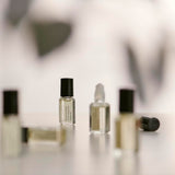 Maison Louis Marie roll-on No.09 en ambiente lifestyle, ideal para llevar y reaplicar