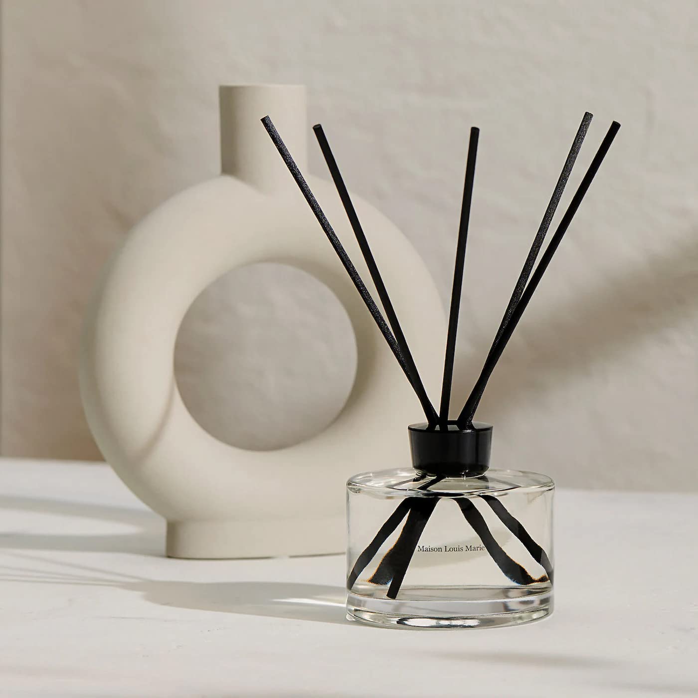 Maison Louis Marie primer plano del líquido sin alcohol que ofrece aroma duradero