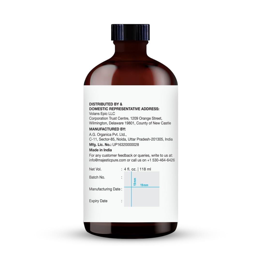 Majestic Pure vertiendo aceite en vela casera durante elaboración